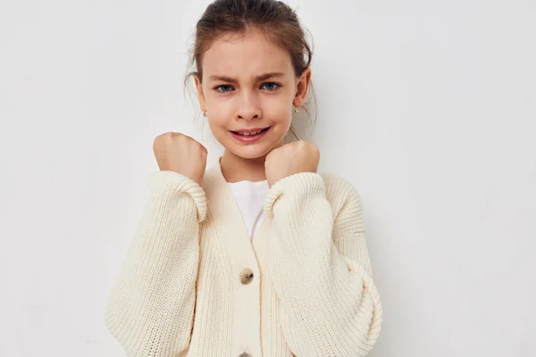 Słodkie dziewczyna pozowanie w biały sweter pojedyncze tło — Zdjęcie stockowe