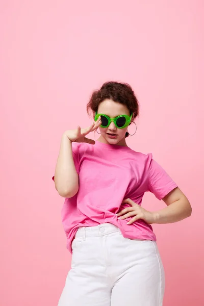 Jovem mulher com óculos verdes gesto de decoração com as mãos Estilo de vida — Fotografia de Stock