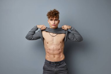 Gri eşofman altı giyen garip bir adam. Moda stüdyosu.