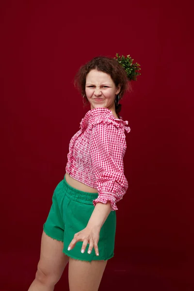 Эмоциональная женщина в красочной одежде цветочный горшок изолированный фон без изменений — стоковое фото