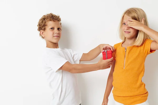 Jongen en meisje staan zij aan zij vriendschap cadeau vakantie — Stockfoto