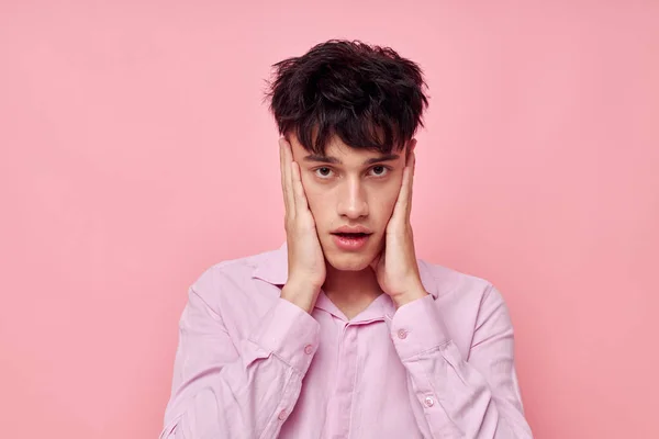 Πορτρέτο ενός νεαρού άνδρα που θέτει μόδα ροζ πουκάμισο μοντέρνο στυλ απομονωμένο φόντο αναλλοίωτο — Φωτογραφία Αρχείου