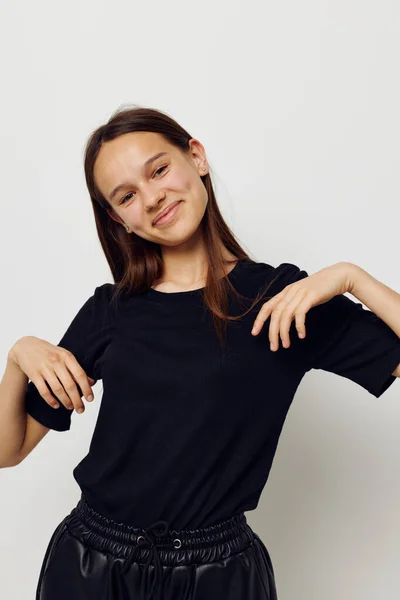 Jong mooi vrouw lang haar zwart t-shirt emotie geïsoleerde achtergrond — Stockfoto