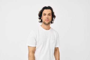Beyaz tişörtlü çekici bir adam. Moda tarzını değiştirmemiş bir yaşam tarzı.