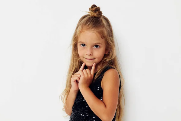 Κοριτσάκι με μαύρο γυαλιστερό φόρεμα που ποζάρει την παιδική ηλικία — Φωτογραφία Αρχείου