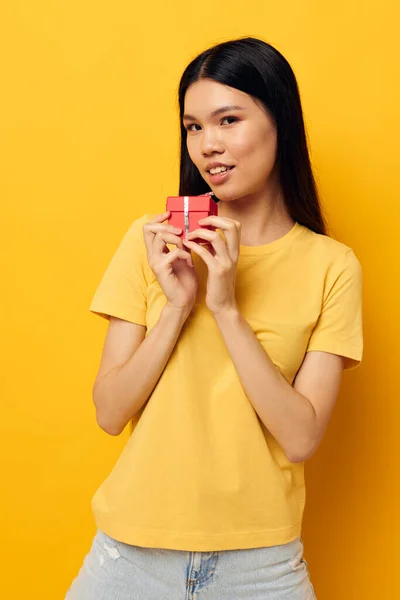 穿着黄色T恤衫的美丽的亚洲女人节日礼物的情感生活方式不变 — 图库照片