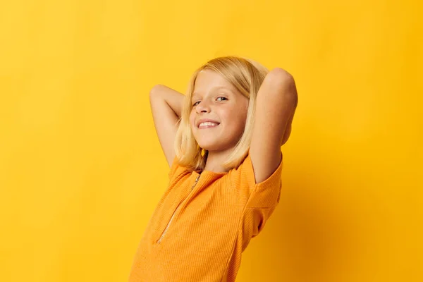 Kind meisje glimlach hand gebaren poseren casual slijtage leuk kleur achtergrond ongewijzigd — Stockfoto