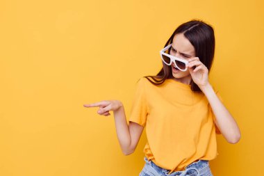 Sarı t-shirt şortlu çekici kadın modası sarı arka plan