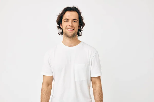Ελκυστικός άνθρωπος σε λευκό t-shirt μόδας περικοπεί προβολή φως φόντο — Φωτογραφία Αρχείου