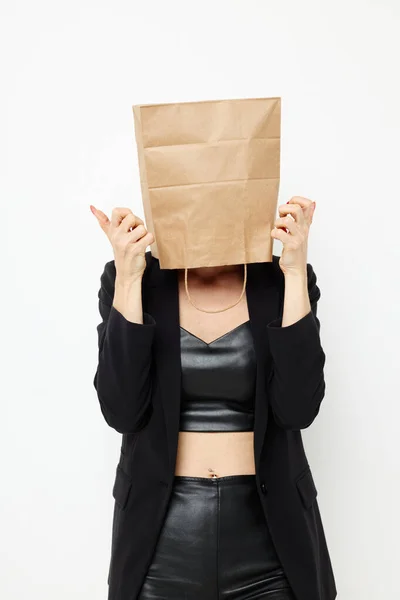 Krásná žena v koženém obleku černé sako s taškou na hlavě izolované pozadí — Stock fotografie