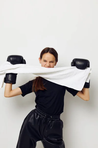 Joven mujer en negro deportes uniforme boxeo guantes toalla estilo de vida inalterado —  Fotos de Stock