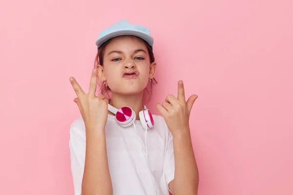 Niña bonita escuchando música en los auriculares de la infancia inalterada — Foto de Stock