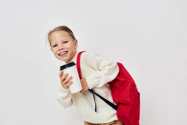 Petite fille école rouge sac à dos posant fond isolé — Photo