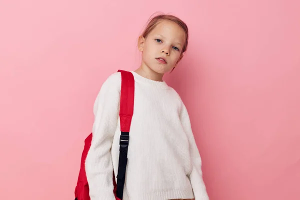 Portrait d'enfant souriant heureux fille avec un sac à dos rouge amusant fond isolé — Photo