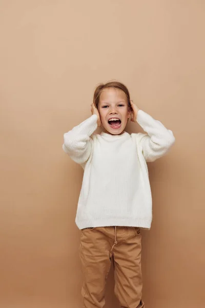 Roztomilý dívka radost pózování emoce móda béžové pozadí — Stock fotografie
