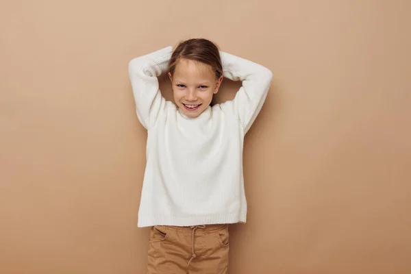 Nettes Mädchen im weißen Pullover posiert mit Handgesten Lebensstil unverändert — Stockfoto