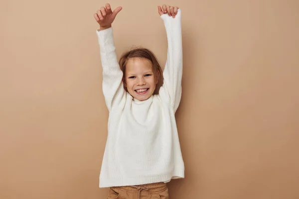 Schattig meisje in wit trui poseren hand gebaren geïsoleerde achtergrond — Stockfoto