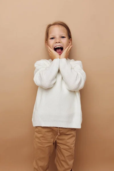 Милая девушка радость создает эмоции моды бежевый фон — стоковое фото
