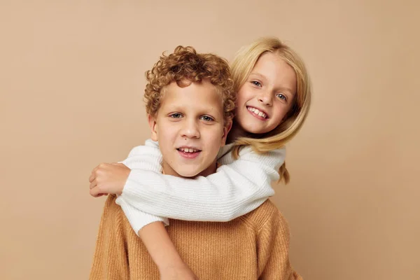 Menino e menina de pé ao lado de posar emoções fundo bege — Fotografia de Stock