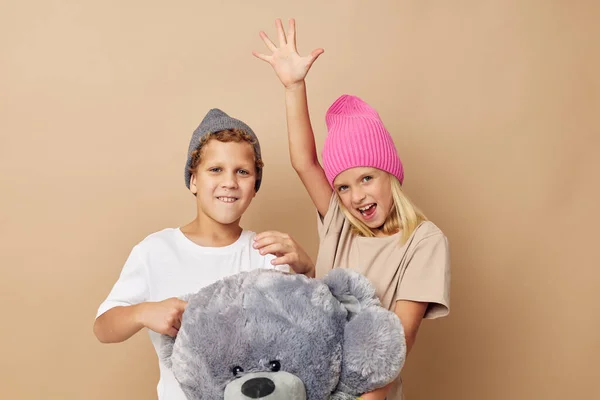Little boy and girl in hats with a teddy bear friendship Lifestyle unaltered — 图库照片