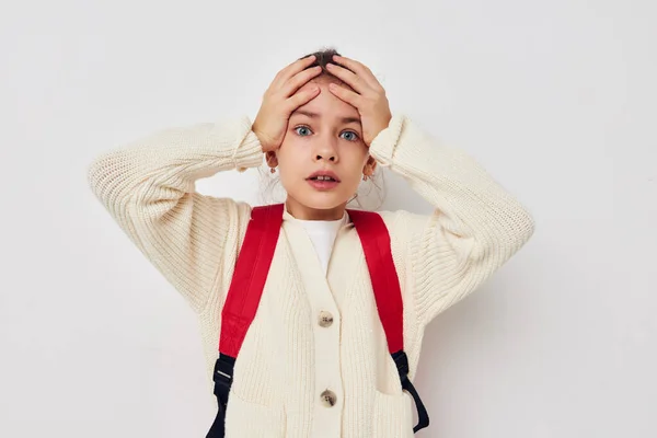 Söt ung skolflicka med röd ryggsäck poserar Livsstil oförändrad — Stockfoto