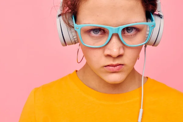 Hübsches Mädchen mit Kopfhörer blaue Brille Nahaufnahme Emotionen Lebensstil unverändert — Stockfoto