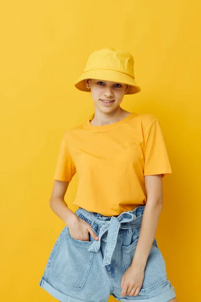 Optimistisk ung kvinna i gul hatt Ungdomsstil casual slitage isolerad bakgrund — Stockfoto