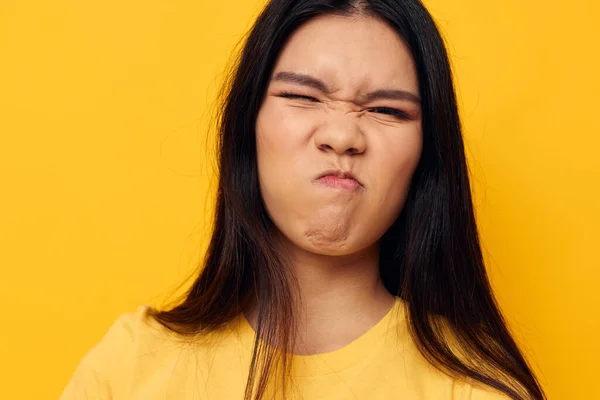 Mujer con asiático apariencia emociones molesto problemas estilo de vida inalterado — Foto de Stock