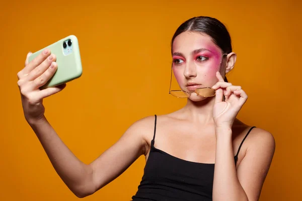 Retrato de bela jovem mulher rosa rosto maquiagem posando atraente olhar selfie corte vista inalterada — Fotografia de Stock