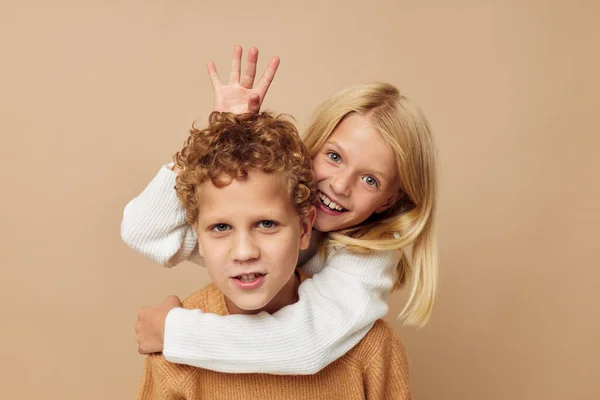 Foto de dos niños de pie junto a las emociones que posan fondo aislado — Foto de Stock