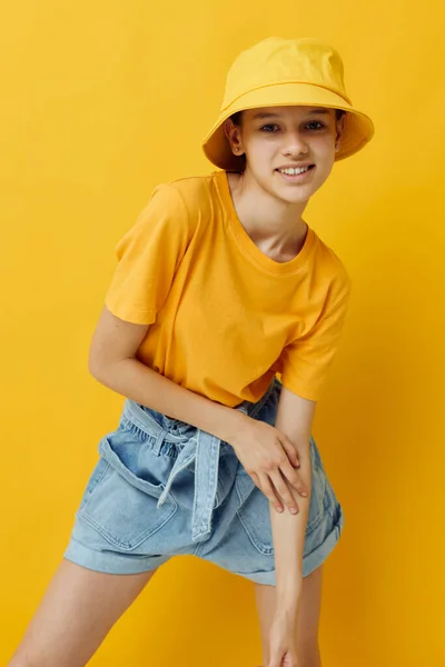 若いです美しい女性ファッションで黄色tシャツポーズファッションでパナマ黄色の背景 — ストック写真