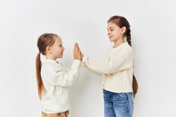 어린 여자 아기 옷을 입은 두 여자 아이가 밝은 배경을 그린 모습 — 스톡 사진