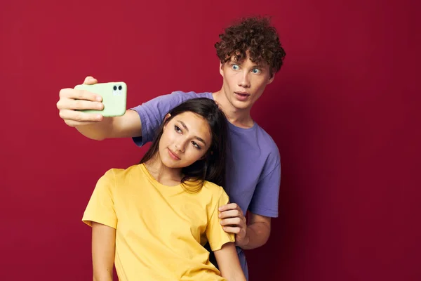 Hombre y mujer tomar un selfie posando abrazo estilo de vida — Foto de Stock