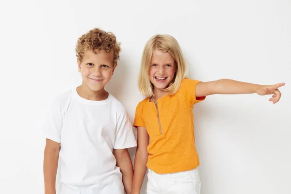 Malé děti Přátelství spolu pózují emoce izolované pozadí beze změny — Stock fotografie