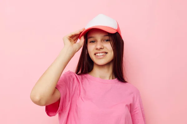 Muchacha joven en una camiseta rosa con una gorra en la cabeza ropa casual — Foto de Stock