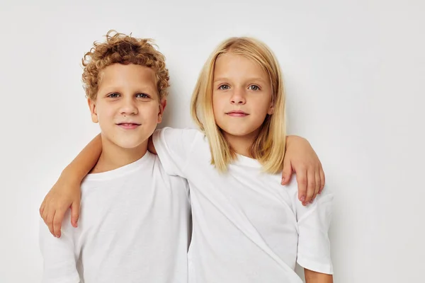 Niño y niña Amistad posando juntos la infancia inalterada — Foto de Stock