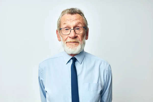 Homem idoso com barba cinza em terno de escritório de negócios — Fotografia de Stock