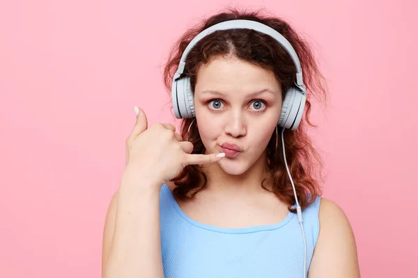 Jolie femme avec écouteurs divertissement musique émotion inchangée — Photo