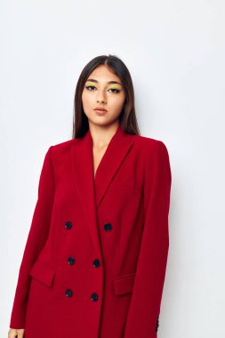 Portre güzel kadın moda ceketi. İzole edilmiş arka plan değiştirilmemiş.