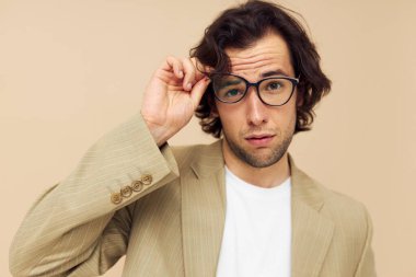 Gözlüklü bir adam. Duyguları olan bir adam. El hareketleriyle yaşam tarzını değiştiriyor.