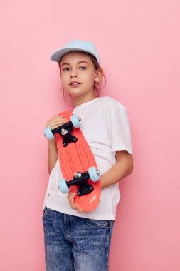 Güzel kız beyaz tişört pozu veriyor. Duyguları izole edilmiş.