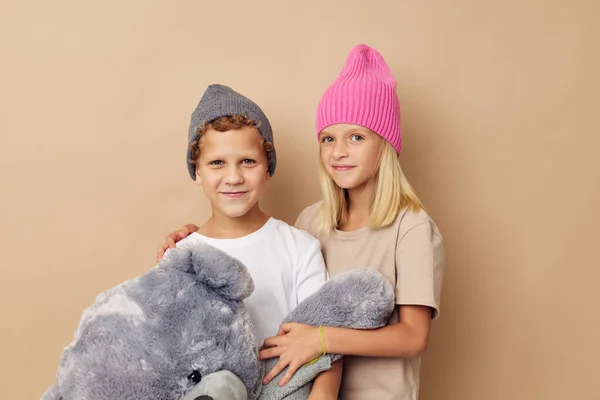 Kleine jongen en meisje naast poseren speelgoed emoties Lifestyle ongewijzigd — Stockfoto