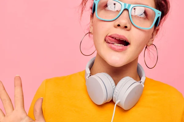 Hübsches Mädchen gelbes T-Shirt Kopfhörer Unterhaltung Musik Spaß isolierte Hintergründe unverändert — Stockfoto