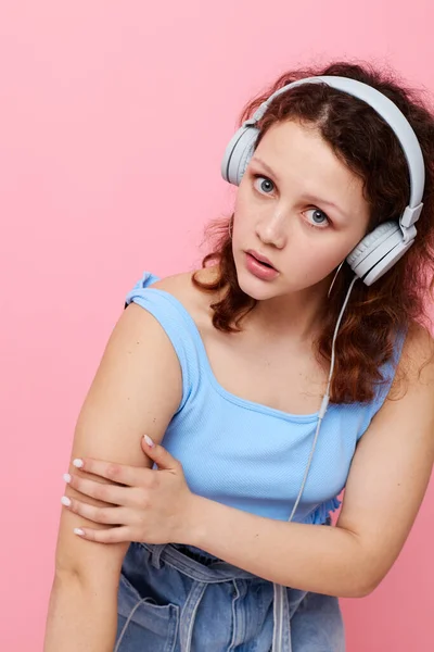 Χαριτωμένο κορίτσι με ακουστικά μουσική διασκέδαση μόδας αναλλοίωτη — Φωτογραφία Αρχείου