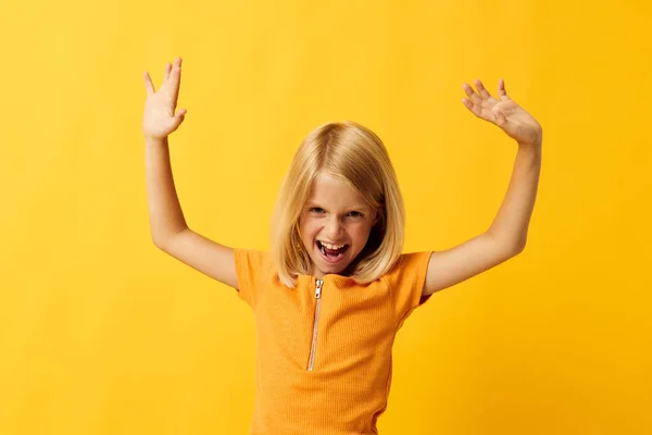 Веселая маленькая девочка с светлыми волосами детства — стоковое фото