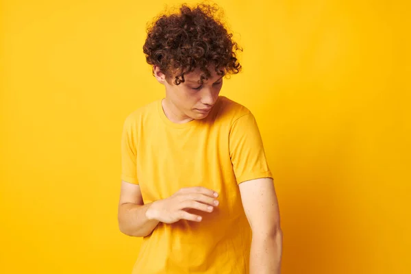 Хлопець з червоним кучерявим волоссям жовта футболка жести моди ізольований фон незмінний — стокове фото