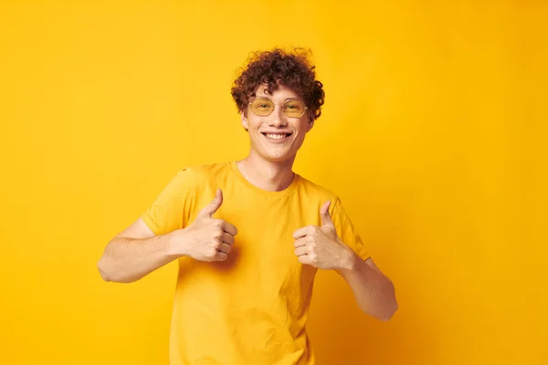 Mignon roux gars jaune t-shirt lunettes mode main gestes isolé fond inaltéré — Photo