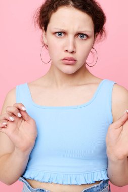 Güzel kız, yakın çekim duygularını kırıştırıyor. Küpeler, kırpık manzaralı emlakçı pozu veriyor.