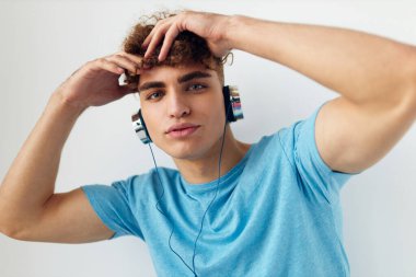 Sapık adam müzik teknolojisi eğlence dünyasının izole edilmiş arka planı