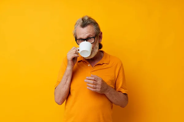 Portrét šťastného staršího muže s bílým hrnkem s pitím oříznutý pohled — Stock fotografie